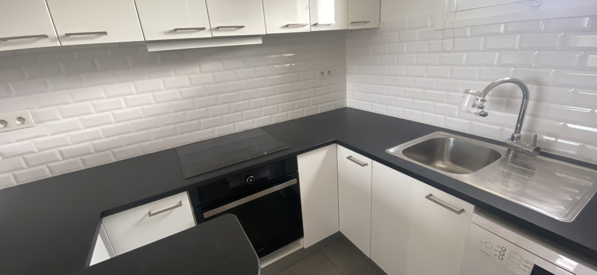 MEUBLÉ – 1 chambre – 35,57 m2 – Neuilly sur Seine – Rue Perronet – 6e étage avec ascenseur – Loyer charges comprises : 1.580 € (chauffage central)