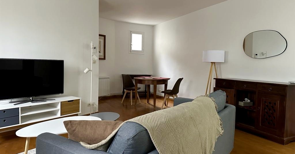 MEUBLÉ – 2 chambres – 62 m2 – PARIS 18 – Mairie 18e – Jules Joffrin – 7ème et dernier étage avec ascenseur  – Loyer charges comprises : 1.980 €