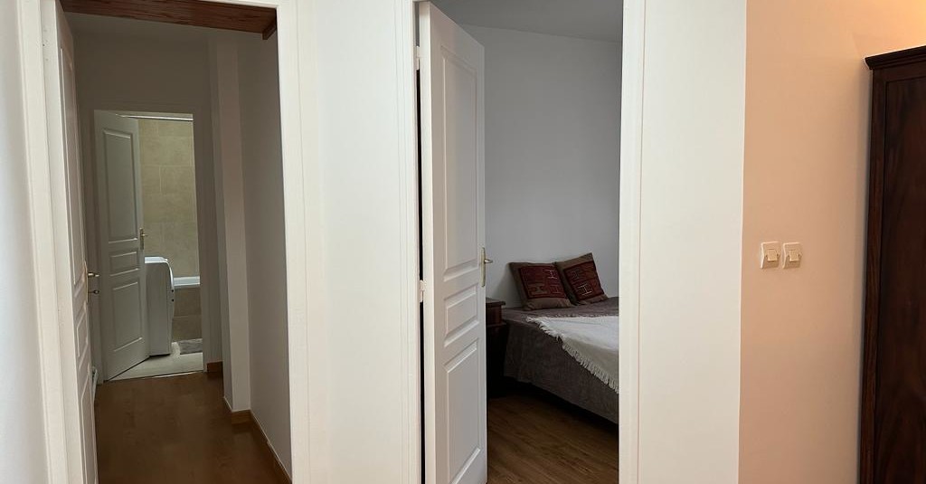 MEUBLÉ – 2 chambres – 62 m2 – PARIS 18 – Mairie 18e – Jules Joffrin – 7ème et dernier étage avec ascenseur  – Loyer charges comprises : 1.980 €