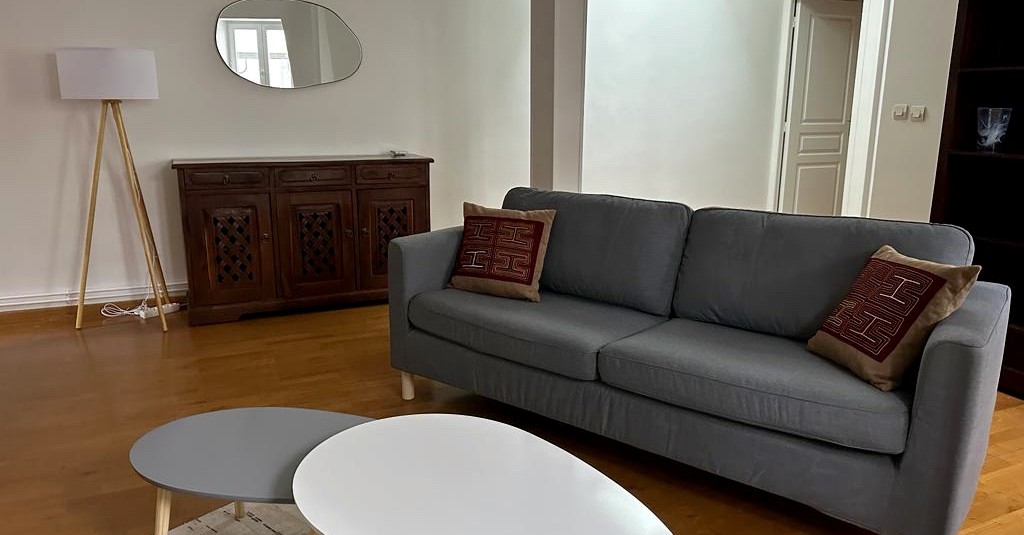 MEUBLÉ – 2 chambres – 62 m2 – PARIS 18 – Mairie 18e – Jules Joffrin – 7ème et dernier étage avec ascenseur  – Loyer charges comprises : 1.980 €
