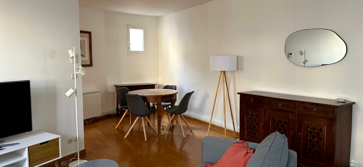 MEUBLÉ – 2 chambres – 62 m2 – PARIS 18 – Mairie 18e – Jules Joffrin – 7ème et dernier étage avec ascenseur  – Loyer charges comprises : 1.980 €