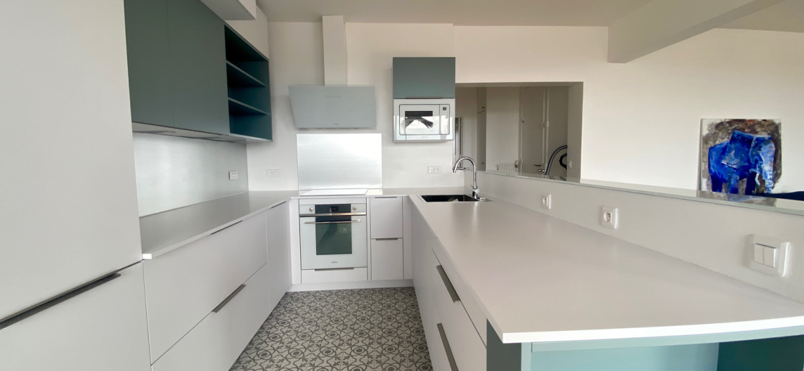 MEUBLÉ – 3 chambres – Paris 16ème – PASSY – 100 m2 – 9ème étage ascenseur + Balcon filant – VUE TOUR EIFFEL – Loyer charges comprises : 4.540 euros (poss. parking sous-sol en sus)