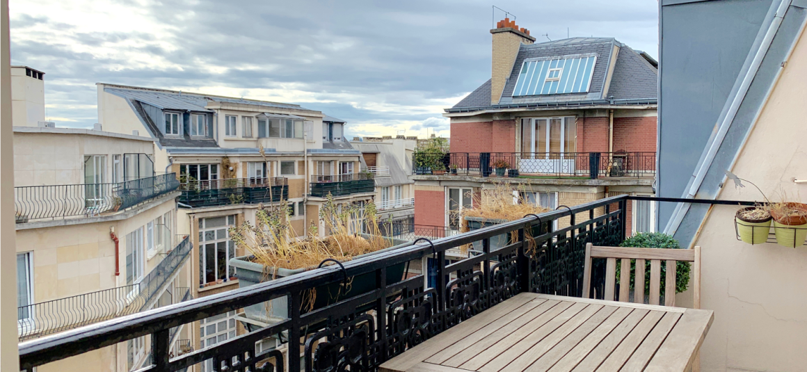 MEUBLÉ – 2 chambres + 1 bureau – Paris 17ème – 106 m2 + balcon 3 m2  – Villiers – Levis -7eme et dernier étage avec grand balcon / terrasse  – Loyer charges comprises  : 3.890 euros