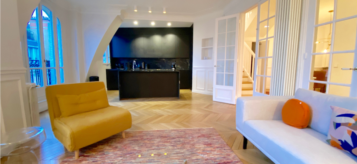 MEUBLÉ – Refait neuf standing – 3 chambres – PARIS 17ème – PONCELET/TERNES – 120 m2 au sol (96 m2 carrez) – Duplex en dernier étage (6e et 7e étage) avec ascenseur – Balcon  – Loyer charges comprises : 4.025 euros