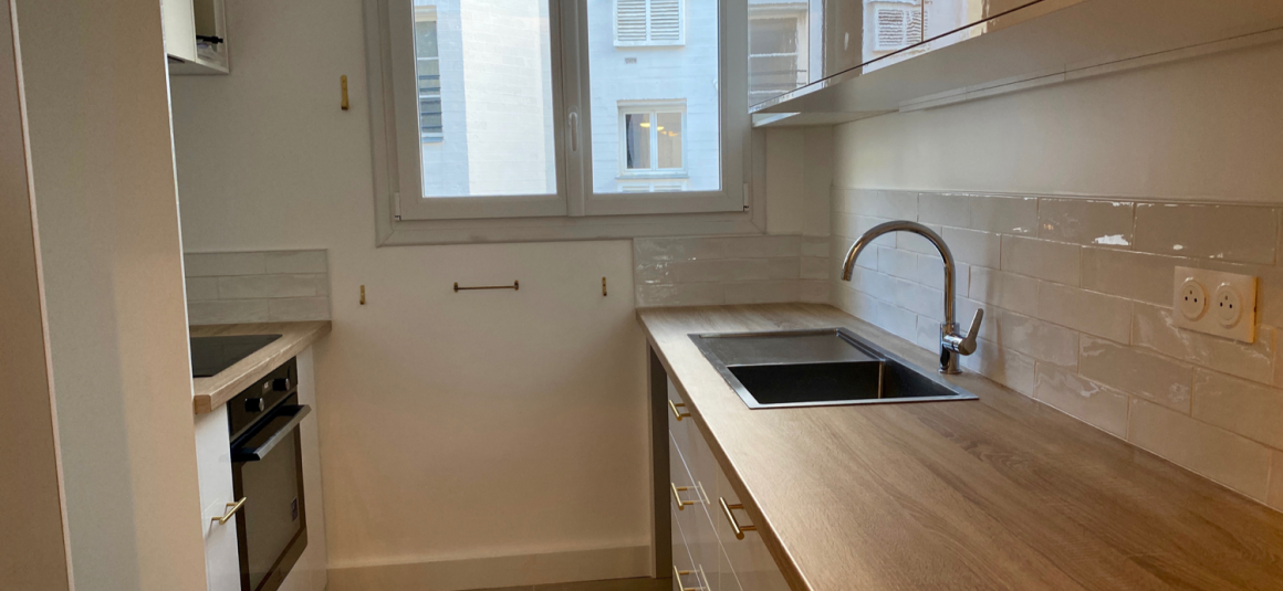 LOCATION VIDE – RÉFECTION TOTALE – VUE TOUR EIFFEL – 2 chambres – Paris 16ème – ALMA MARCEAU – 75 m2 – 4ème étage avec ascenseur – Loyer charges comprises : 3.000 € (dont 250 € provisions pour charges) PARKING dans l’impasse compris