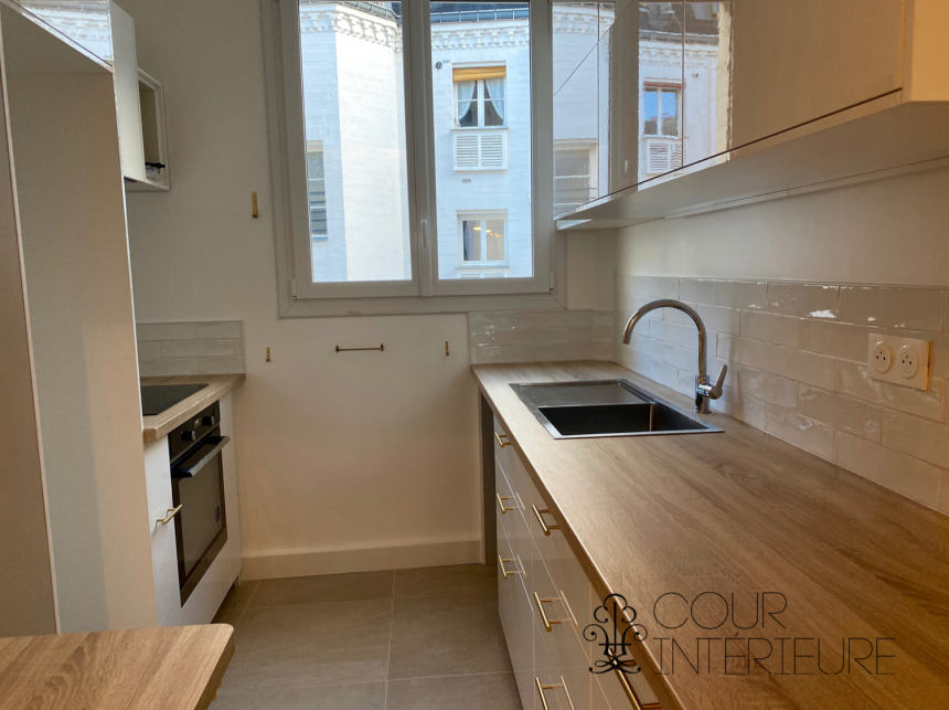 LOCATION VIDE – RÉFECTION TOTALE – VUE TOUR EIFFEL – 2 chambres – Paris 16ème – ALMA MARCEAU – 75 m2 – 4ème étage avec ascenseur – Loyer charges comprises : 3.000 € (dont 250 € provisions pour charges) PARKING dans l’impasse compris