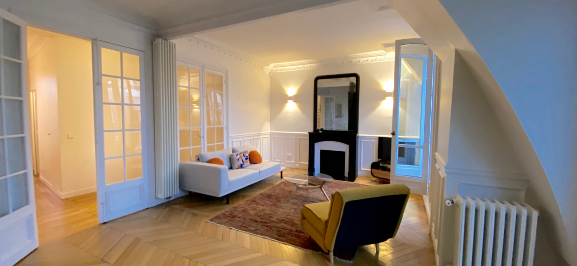 MEUBLÉ – Refait neuf standing – 3 chambres – PARIS 17ème – PONCELET/TERNES – 120 m2 au sol (96 m2 carrez) – Duplex en dernier étage (6e et 7e étage) avec ascenseur – Balcon  – Loyer charges comprises : 4.025 euros