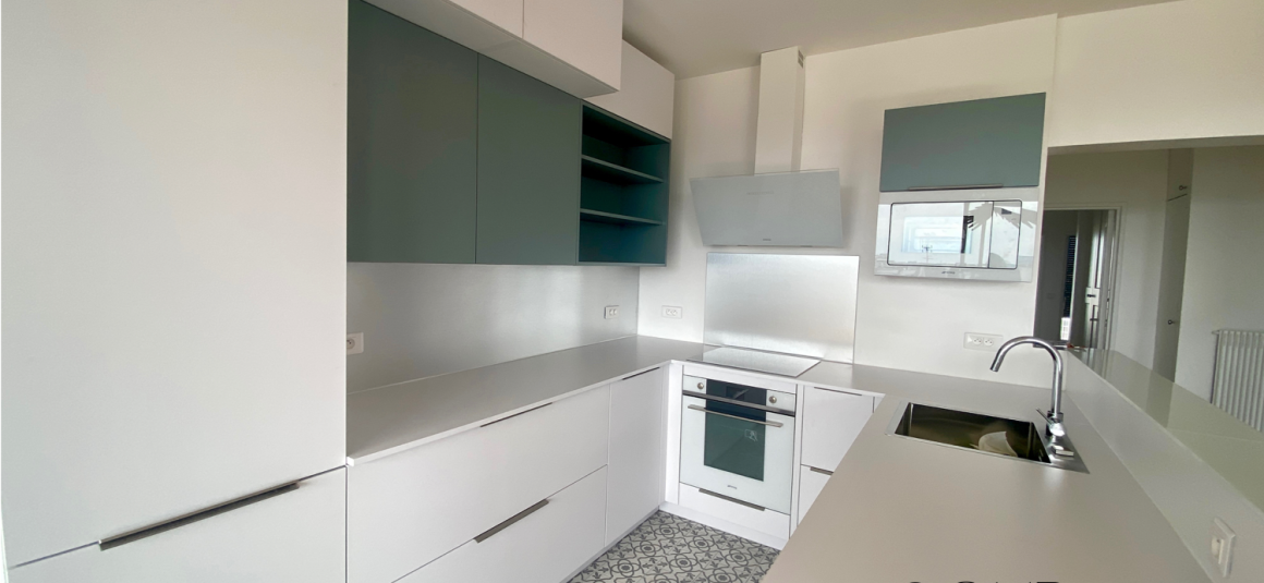 MEUBLÉ – 3 chambres – Paris 16ème – PASSY – 100 m2 – 9ème étage ascenseur + Balcon filant – VUE TOUR EIFFEL – Loyer charges comprises : 4.540 euros (poss. parking sous-sol en sus)