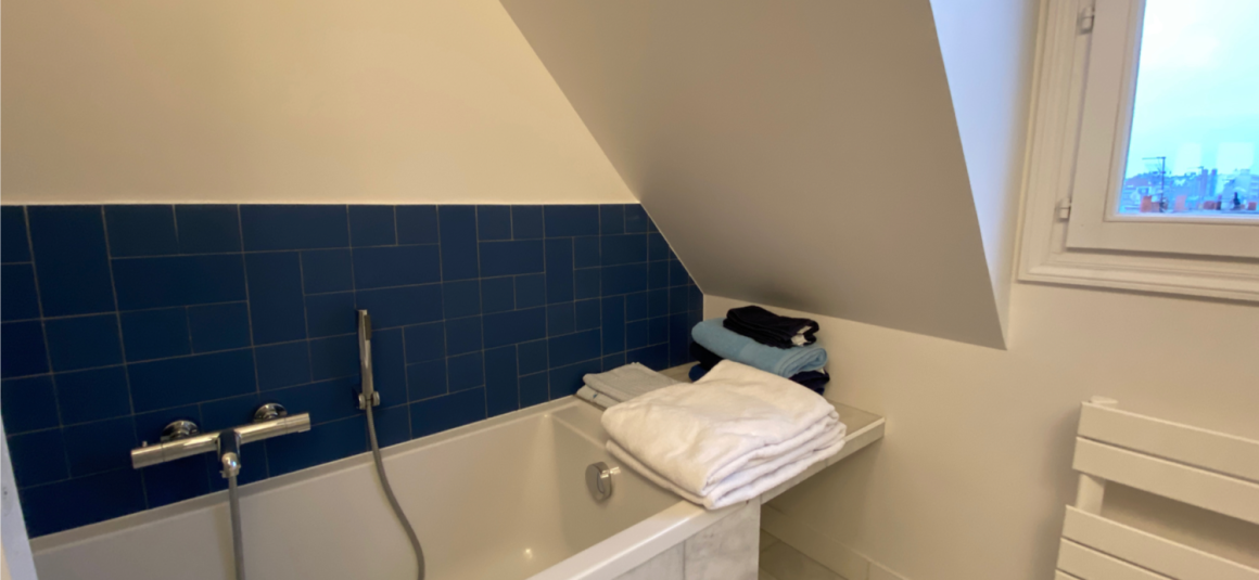 MEUBLÉ – Refait neuf standing – 3 chambres – PARIS 17ème – PONCELET/TERNES – 120 m2 au sol (96 m2 carrez) – Duplex en dernier étage (6e et 7e étage) avec ascenseur – Balcon  – Loyer charges comprises : 4.025 euros