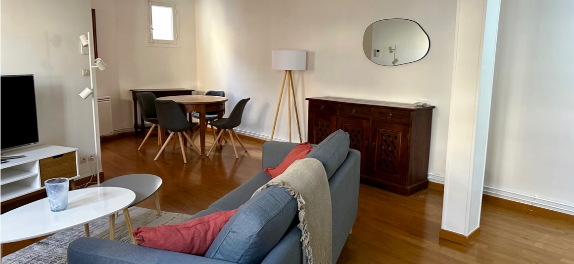MEUBLÉ – 2 chambres – 62 m2 – PARIS 18 – Mairie 18e – Jules Joffrin – 7ème et dernier étage avec ascenseur  – Loyer charges comprises : 1.980 €