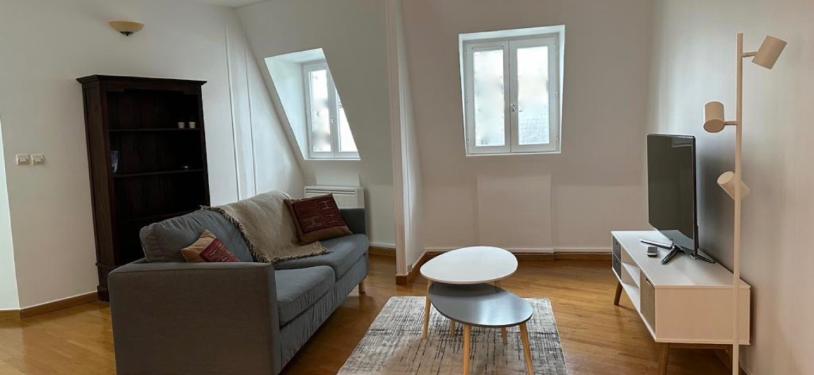 MEUBLÉ – 2 chambres – 62 m2 – PARIS 18 – Mairie 18e – Jules Joffrin – 7ème et dernier étage avec ascenseur  – Loyer charges comprises : 1.980 €