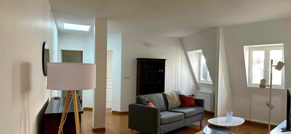 MEUBLÉ – 2 chambres – 62 m2 – PARIS 18 – Mairie 18e – Jules Joffrin – 7ème et dernier étage avec ascenseur  – Loyer charges comprises : 1.980 €