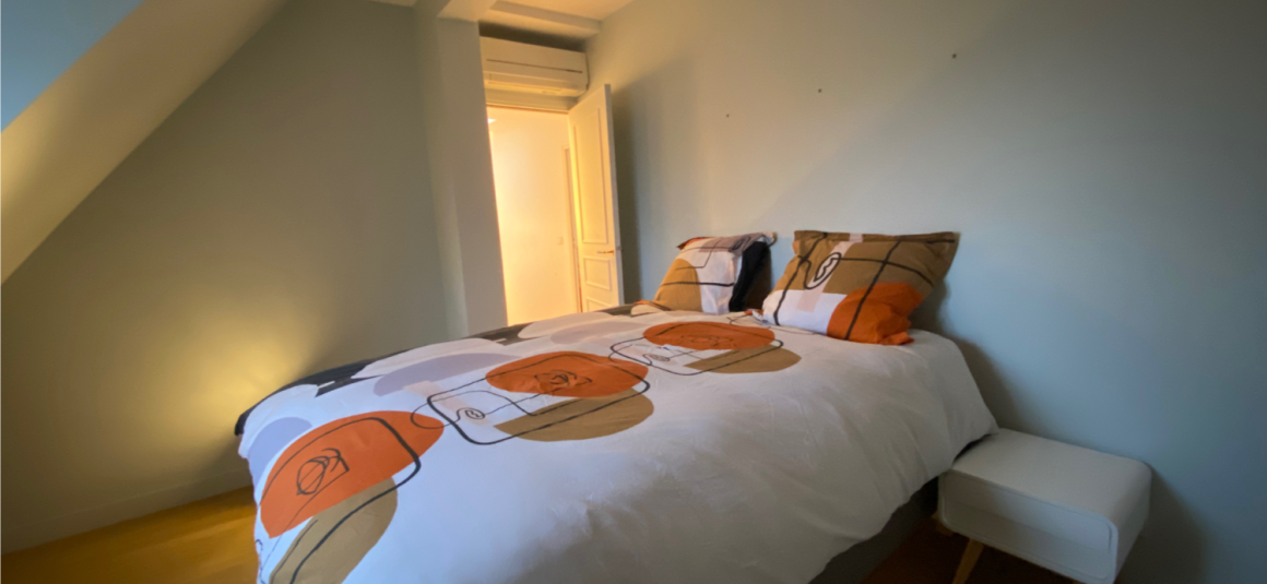 MEUBLÉ – Refait neuf standing – 3 chambres – PARIS 17ème – PONCELET/TERNES – 120 m2 au sol (96 m2 carrez) – Duplex en dernier étage (6e et 7e étage) avec ascenseur – Balcon  – Loyer charges comprises : 4.025 euros