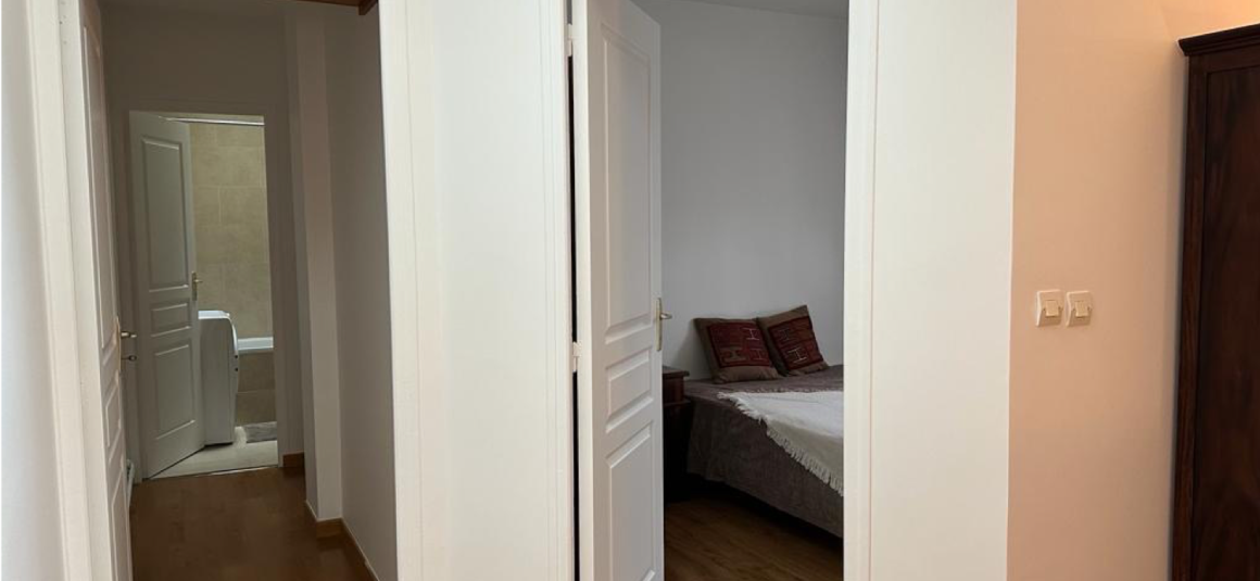 MEUBLÉ – 2 chambres – 62 m2 – PARIS 18 – Mairie 18e – Jules Joffrin – 7ème et dernier étage avec ascenseur  – Loyer charges comprises : 1.980 €
