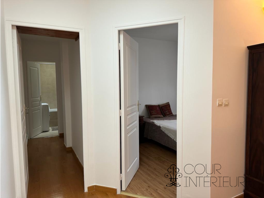 MEUBLÉ – 2 chambres – 62 m2 – PARIS 18 – Mairie 18e – Jules Joffrin – 7ème et dernier étage avec ascenseur  – Loyer charges comprises : 1.980 €