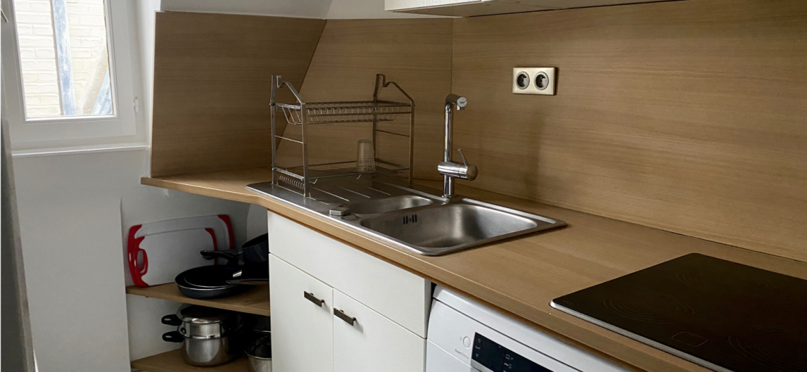 MEUBLÉ – 2 chambres – 62 m2 – PARIS 18 – Mairie 18e – Jules Joffrin – 7ème et dernier étage avec ascenseur  – Loyer charges comprises : 1.980 €