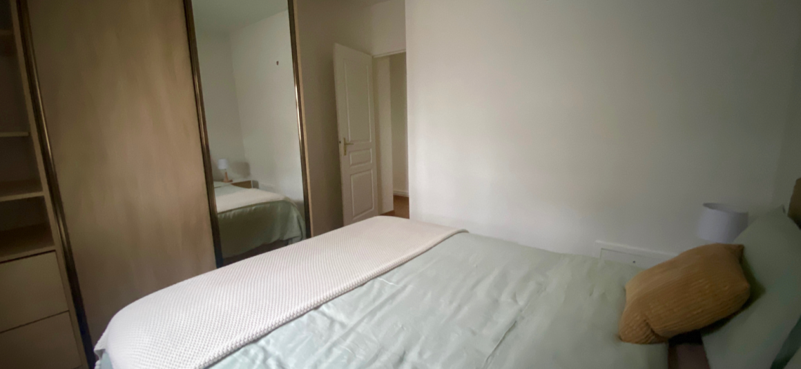 MEUBLÉ – 2 chambres – 62 m2 – PARIS 18 – Mairie 18e – Jules Joffrin – 7ème et dernier étage avec ascenseur  – Loyer charges comprises : 1.980 €