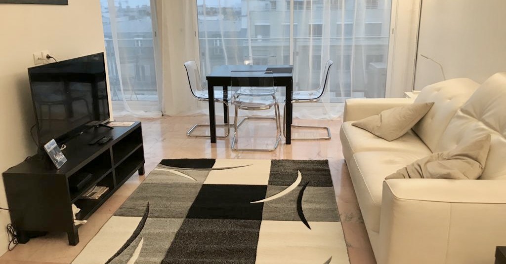MEUBLÉ – 1 chambre – 50 m2 – Paris 8e (limite 17e) – Avenue de Wagram – 7eme étage ascenseur – Loyer charges comprises : 2.130 €  (chauff.central)