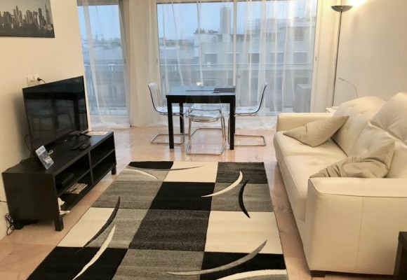 MEUBLÉ – 1 chambre – 50 m2 – Paris 8e (limite 17e) – Avenue de Wagram – 7eme étage ascenseur – Loyer charges comprises : 2.130 €  (chauff.central)