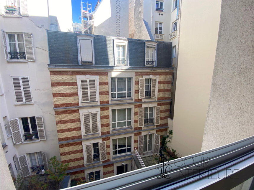 MEUBLÉ – 1 chambre – Paris 8ème – 32 m2 – Rue Castellane – 3ème étage avec ascenseur – Loyer charges comprises : 1.500,00 (chauffage collectif) + 100 € (forfait abonnement électrique et internet Fibre)