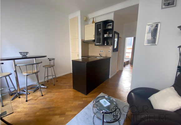 MEUBLÉ – 1 chambre – Paris 8ème – 32 m2 – Rue Castellane – 3ème étage avec ascenseur – Loyer charges comprises : 1.500,00 (chauffage collectif) + 100 € (forfait abonnement électrique et internet Fibre)