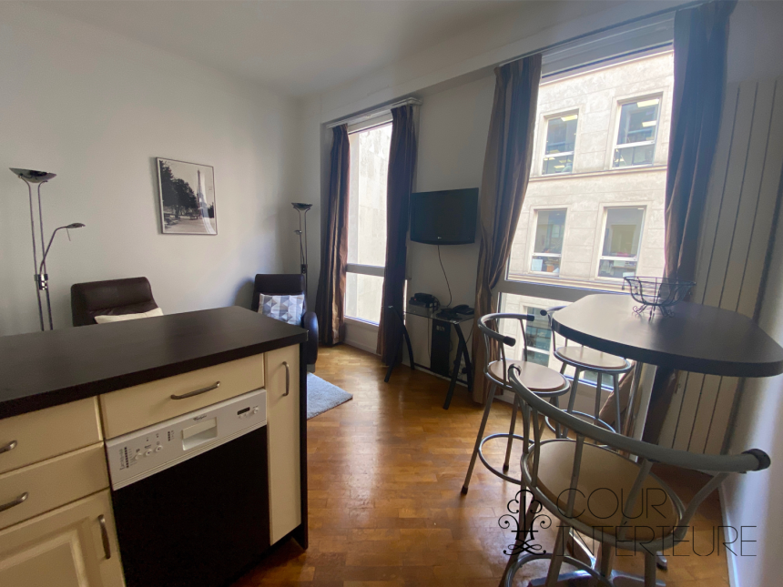 MEUBLÉ – 1 chambre – Paris 8ème – 32 m2 – Rue Castellane – 3ème étage avec ascenseur – Loyer charges comprises : 1.500,00 (chauffage collectif) + 100 € (forfait abonnement électrique et internet Fibre)