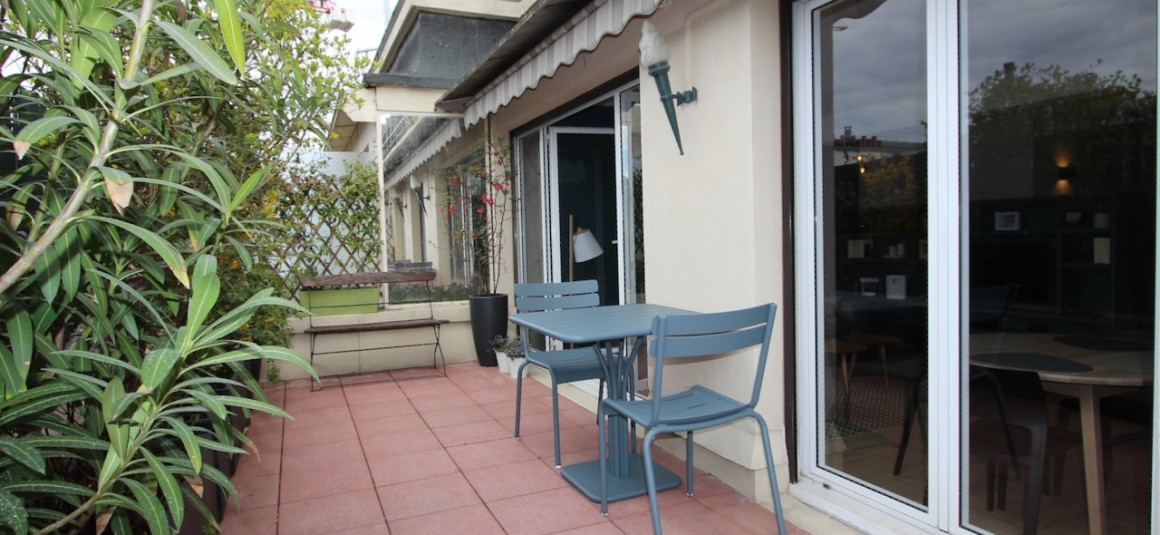 MEUBLÉ – 1 chambre – 55 m2 + Grande terrasse 21 m2 – Paris 17ème – Rue des Ternes – 6ème étage ascenseur – Loyer charges comprises : 2.790 € (chauffage et eau chaude compris et internet compris) – Possibilité parking en sus