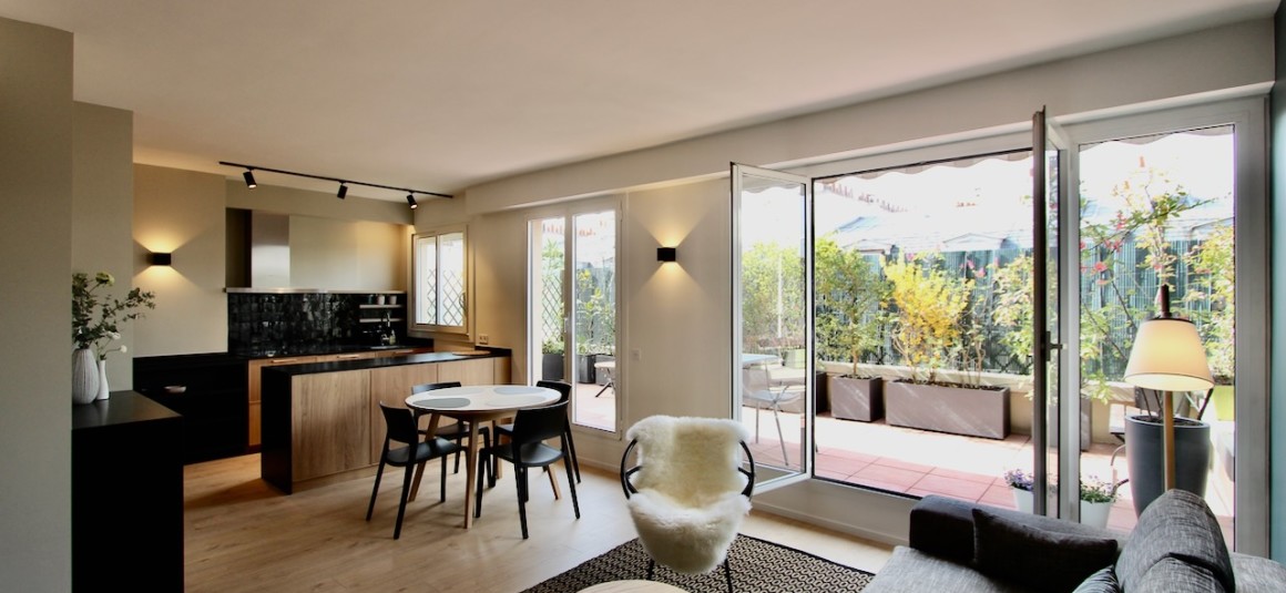 MEUBLÉ – 1 chambre – 55 m2 + Grande terrasse 21 m2 – Paris 17ème – Rue des Ternes – 6ème étage ascenseur – Loyer charges comprises : 2.790 € (chauffage et eau chaude compris et internet compris) – Possibilité parking en sus