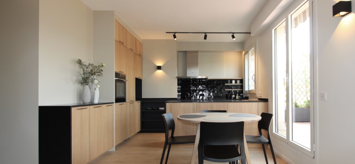 MEUBLÉ – 1 chambre – 55 m2 + Grande terrasse 21 m2 – Paris 17ème – Rue des Ternes – 6ème étage ascenseur – Loyer charges comprises : 2.790 € (chauffage et eau chaude compris et internet compris) – Possibilité parking en sus