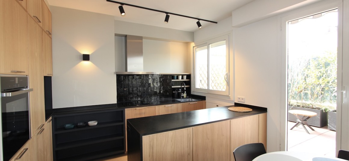 MEUBLÉ – 1 chambre – 55 m2 + Grande terrasse 21 m2 – Paris 17ème – Rue des Ternes – 6ème étage ascenseur – Loyer charges comprises : 2.790 € (chauffage et eau chaude compris et internet compris) – Possibilité parking en sus