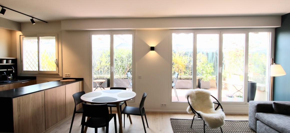 MEUBLÉ – 1 chambre – 55 m2 + Grande terrasse 21 m2 – Paris 17ème – Rue des Ternes – 6ème étage ascenseur – Loyer charges comprises : 2.790 € (chauffage et eau chaude compris et internet compris) – Possibilité parking en sus