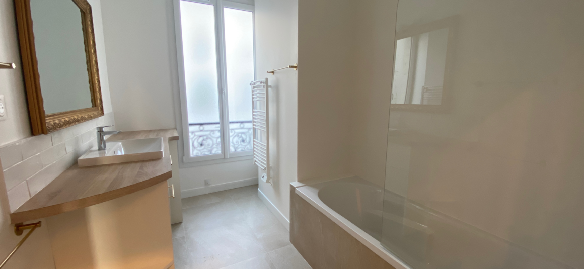 LOCATION VIDE – RÉFECTION TOTALE – VUE TOUR EIFFEL – 2 chambres – Paris 16ème – ALMA MARCEAU – 75 m2 – 4ème étage avec ascenseur – Loyer charges comprises : 3.000 € (dont 250 € provisions pour charges) PARKING dans l’impasse compris