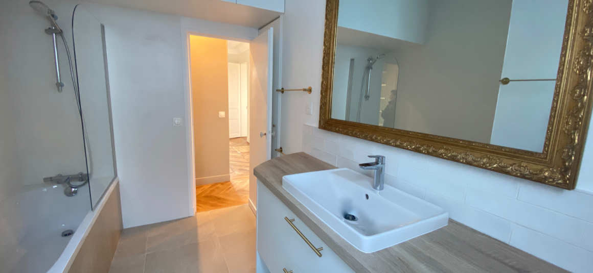 LOCATION VIDE – RÉFECTION TOTALE – VUE TOUR EIFFEL – 2 chambres – Paris 16ème – ALMA MARCEAU – 75 m2 – 4ème étage avec ascenseur – Loyer charges comprises : 3.000 € (dont 250 € provisions pour charges) PARKING dans l’impasse compris