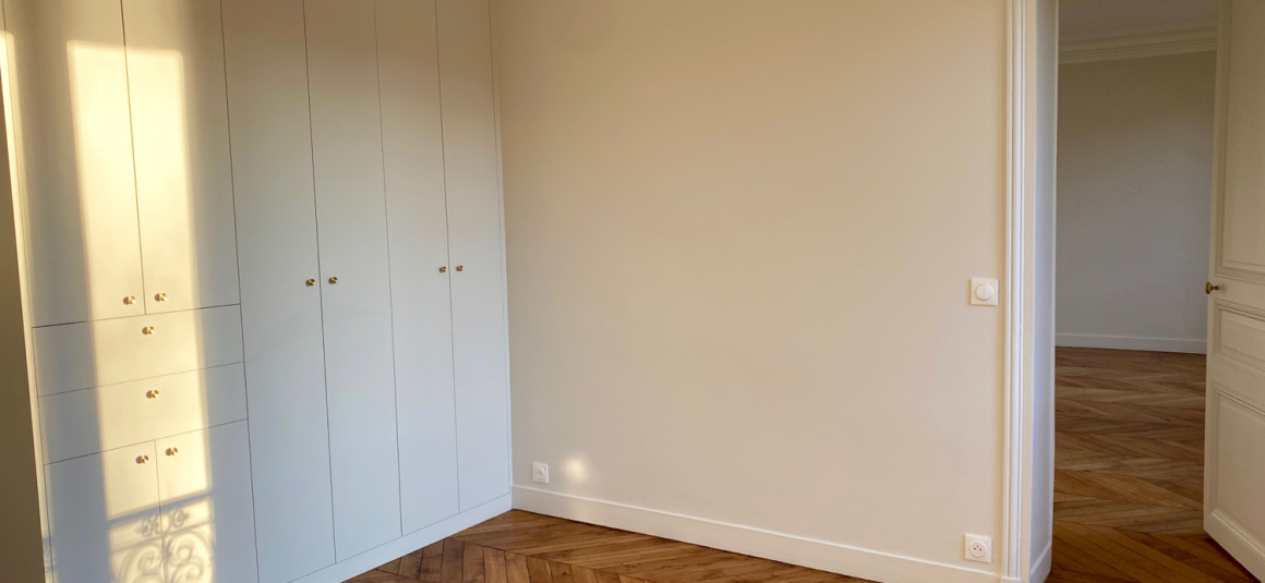 LOCATION VIDE – RÉFECTION TOTALE – VUE TOUR EIFFEL – 2 chambres – Paris 16ème – ALMA MARCEAU – 75 m2 – 4ème étage avec ascenseur – Loyer charges comprises : 3.000 € (dont 250 € provisions pour charges) PARKING dans l’impasse compris
