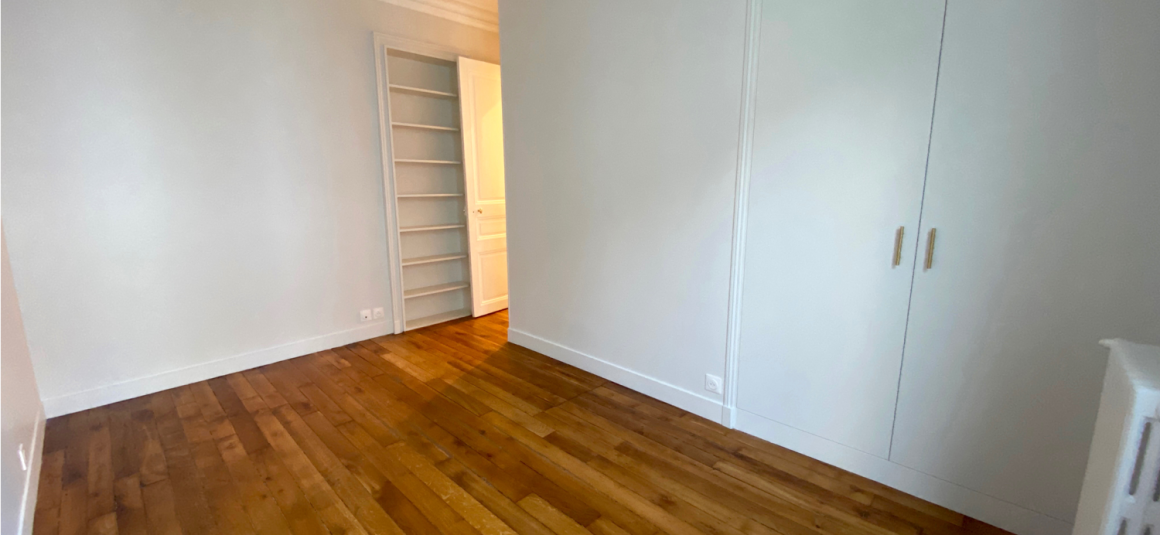LOCATION VIDE – RÉFECTION TOTALE – VUE TOUR EIFFEL – 2 chambres – Paris 16ème – ALMA MARCEAU – 75 m2 – 4ème étage avec ascenseur – Loyer charges comprises : 3.000 € (dont 250 € provisions pour charges) PARKING dans l’impasse compris
