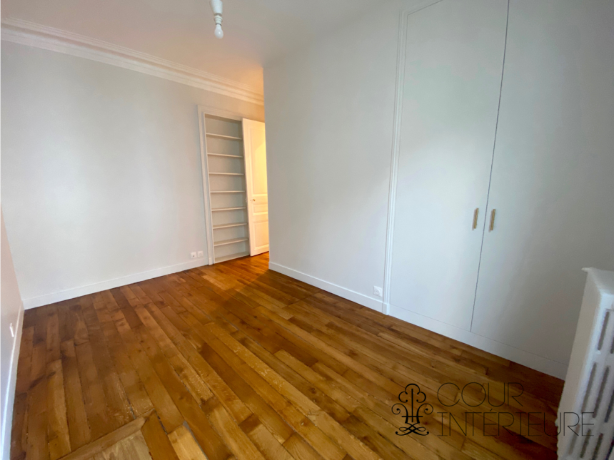 LOCATION VIDE – RÉFECTION TOTALE – VUE TOUR EIFFEL – 2 chambres – Paris 16ème – ALMA MARCEAU – 75 m2 – 4ème étage avec ascenseur – Loyer charges comprises : 3.000 € (dont 250 € provisions pour charges) PARKING dans l’impasse compris