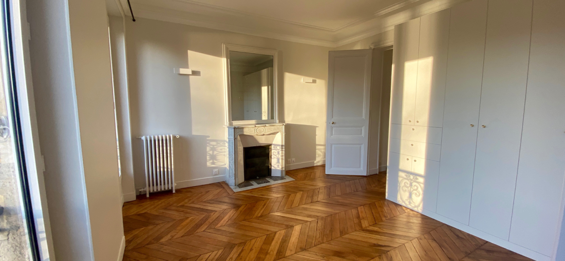LOCATION VIDE – RÉFECTION TOTALE – VUE TOUR EIFFEL – 2 chambres – Paris 16ème – ALMA MARCEAU – 75 m2 – 4ème étage avec ascenseur – Loyer charges comprises : 3.000 € (dont 250 € provisions pour charges) PARKING dans l’impasse compris