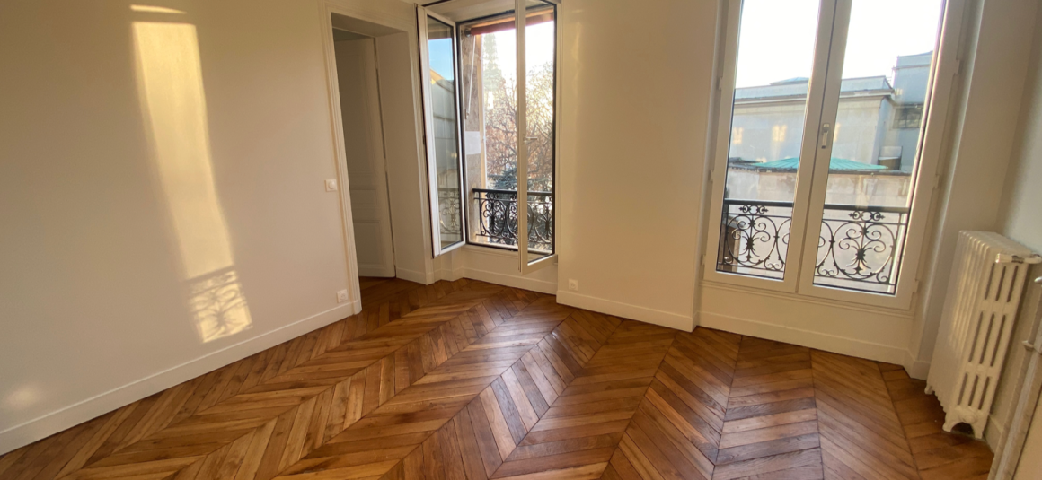 LOCATION VIDE – RÉFECTION TOTALE – VUE TOUR EIFFEL – 2 chambres – Paris 16ème – ALMA MARCEAU – 75 m2 – 4ème étage avec ascenseur – Loyer charges comprises : 3.000 € (dont 250 € provisions pour charges) PARKING dans l’impasse compris