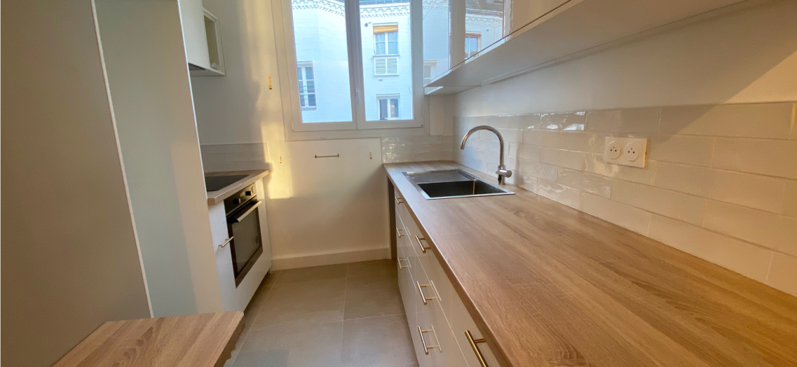 LOCATION VIDE – RÉFECTION TOTALE – VUE TOUR EIFFEL – 2 chambres – Paris 16ème – ALMA MARCEAU – 75 m2 – 4ème étage avec ascenseur – Loyer charges comprises : 3.000 € (dont 250 € provisions pour charges) PARKING dans l’impasse compris