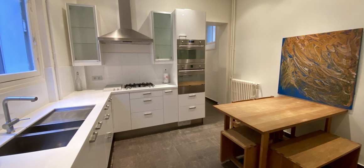 MEUBLÉ – 3 chambres + bureau – Paris 17ème – 210 m2 – Rue Pierre Demours – 1er étage avec ascenseur – Loyer charges comprises : 6.500 € (chauffage collectif)