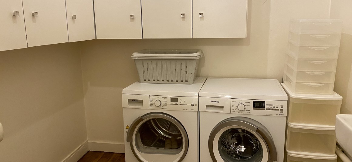 MEUBLÉ – 3 chambres + bureau – Paris 17ème – 210 m2 – Rue Pierre Demours – 1er étage avec ascenseur – Loyer charges comprises : 6.500 € (chauffage collectif)