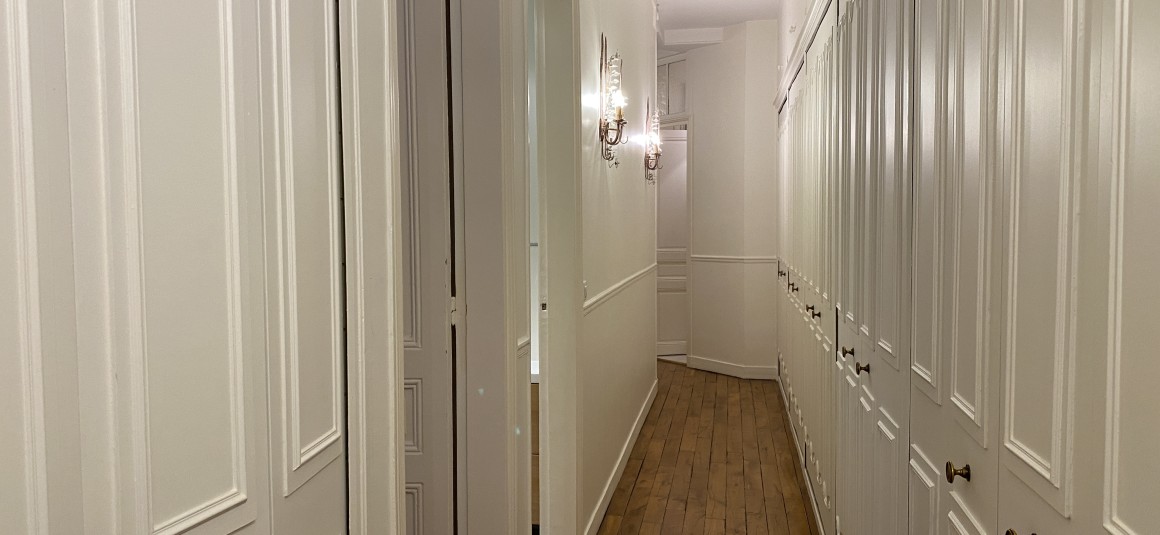 MEUBLÉ – 3 chambres + bureau – Paris 17ème – 210 m2 – Rue Pierre Demours – 1er étage avec ascenseur – Loyer charges comprises : 6.500 € (chauffage collectif)