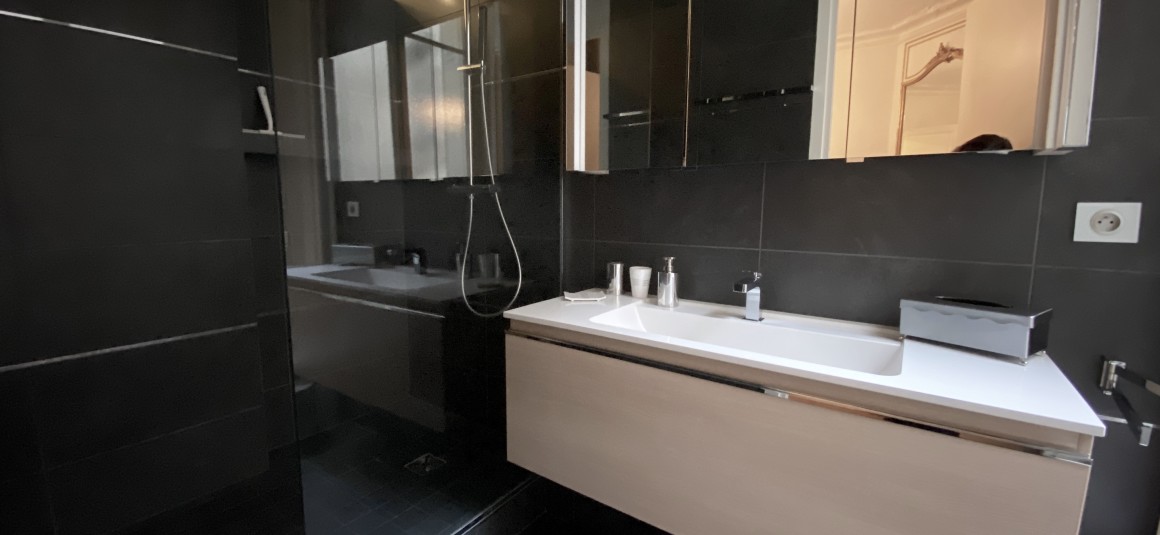 MEUBLÉ – 3 chambres + bureau – Paris 17ème – 210 m2 – Rue Pierre Demours – 1er étage avec ascenseur – Loyer charges comprises : 6.500 € (chauffage collectif)