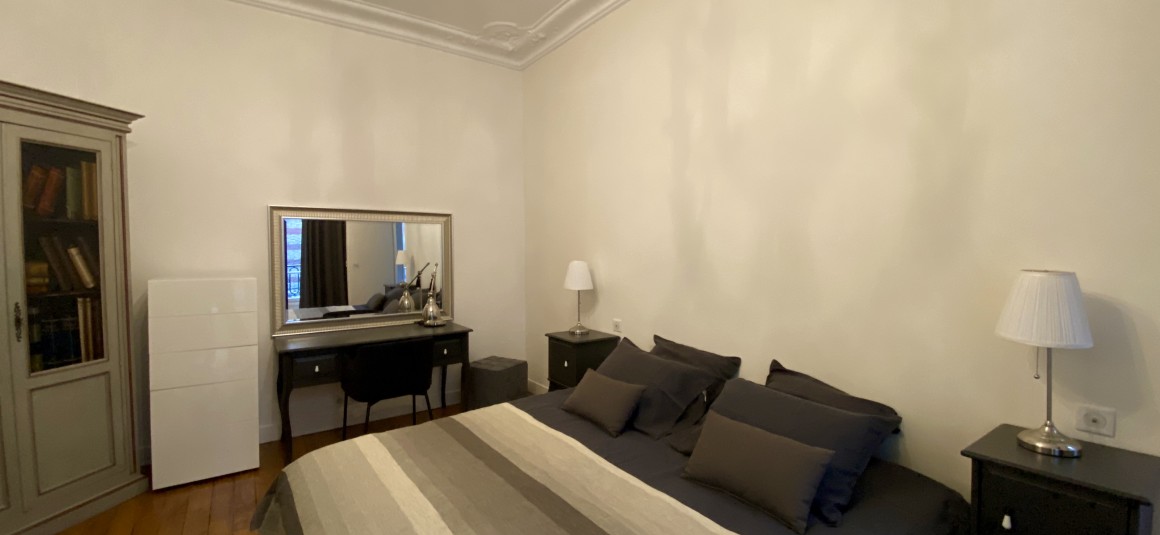 MEUBLÉ – 3 chambres + bureau – Paris 17ème – 210 m2 – Rue Pierre Demours – 1er étage avec ascenseur – Loyer charges comprises : 6.500 € (chauffage collectif)