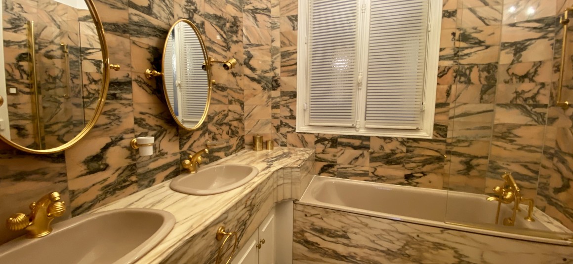 MEUBLÉ – 3 chambres + bureau – Paris 17ème – 210 m2 – Rue Pierre Demours – 1er étage avec ascenseur – Loyer charges comprises : 6.500 € (chauffage collectif)