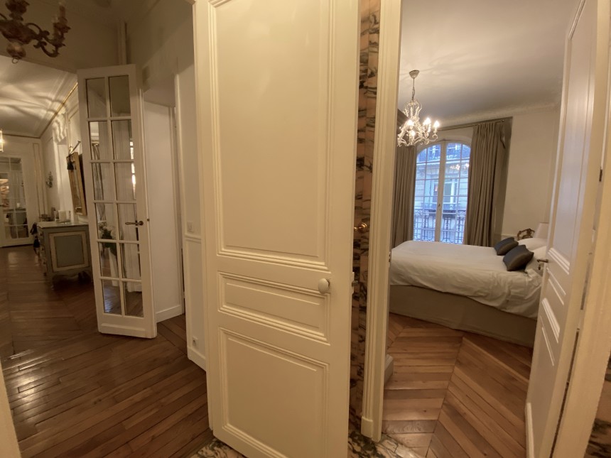 MEUBLÉ – 3 chambres + bureau – Paris 17ème – 210 m2 – Rue Pierre Demours – 1er étage avec ascenseur – Loyer charges comprises : 6.500 € (chauffage collectif)