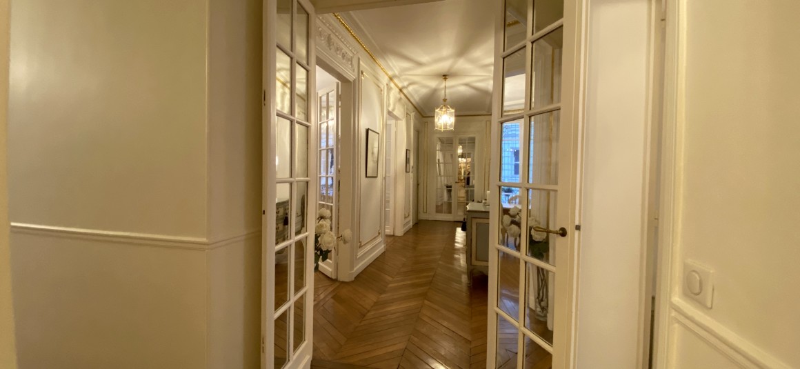 MEUBLÉ – 3 chambres + bureau – Paris 17ème – 210 m2 – Rue Pierre Demours – 1er étage avec ascenseur – Loyer charges comprises : 6.500 € (chauffage collectif)