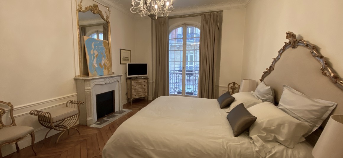MEUBLÉ – 3 chambres + bureau – Paris 17ème – 210 m2 – Rue Pierre Demours – 1er étage avec ascenseur – Loyer charges comprises : 6.500 € (chauffage collectif)