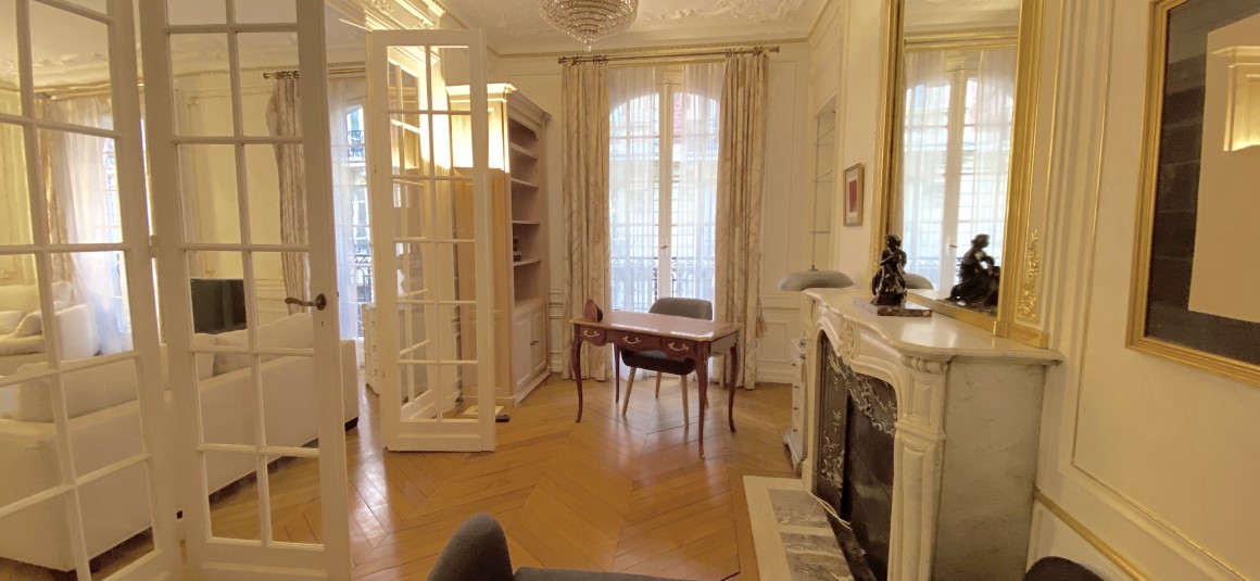 MEUBLÉ – 3 chambres + bureau – Paris 17ème – 210 m2 – Rue Pierre Demours – 1er étage avec ascenseur – Loyer charges comprises : 6.500 € (chauffage collectif)