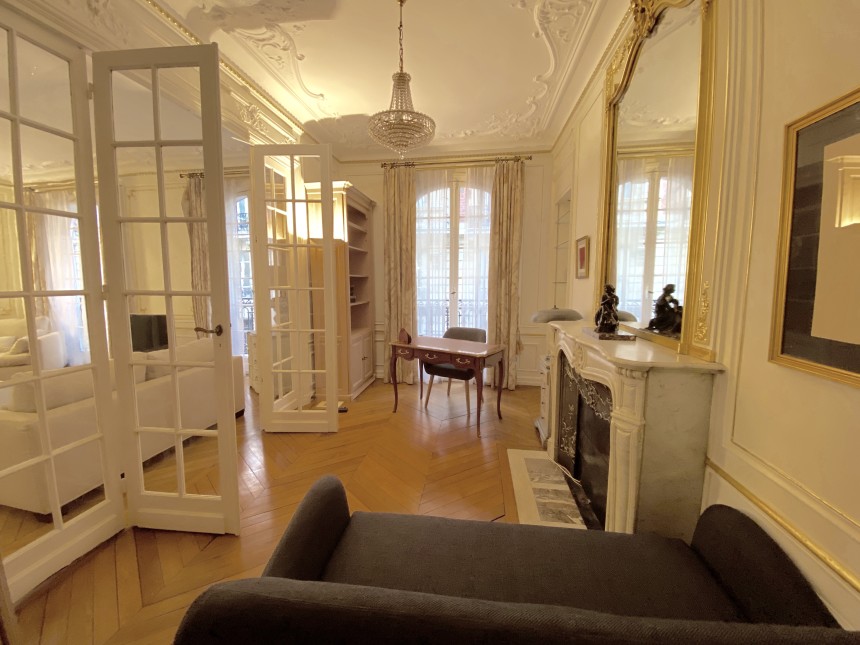 MEUBLÉ – 3 chambres + bureau – Paris 17ème – 210 m2 – Rue Pierre Demours – 1er étage avec ascenseur – Loyer charges comprises : 6.500 € (chauffage collectif)